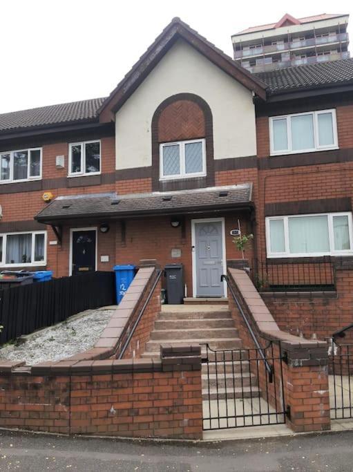 Entire Rental, Easy Reach To Etihad Stadium Manchester Exterior foto